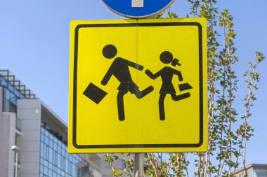 Sarı Meydan Okulu Geçiş Uyarısı Trafik İşareti