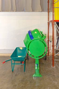 İnşaat alanında Yeşil Beton Karıştırıcı ve El Arabası Binası