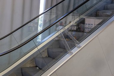 Acryl Bariyer Güvenlik Aygıtı Yürüteç 'in Önünde