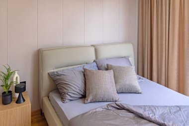 Modern Ev Yatak Odasında Gri Yastıklar