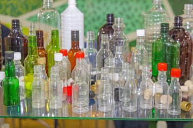 Salla Boyun Çeşitli Boyut ve Şekli Rafta Yeni Plastik Şişe Örnekleri