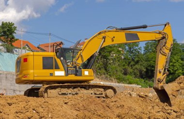 Sarı Kazıcı Kirli İnşaat Alanında Kazı Makinesini İzledi