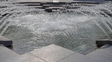 Başkent Cumhuriyet Meydanı 'ndaki Serin Su Fıskiyesi Havuzu Belgrad' da Güneşli Yaz Günü Gezisi Sırbistan 'da