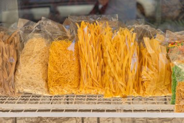 Raftaki Torbalarda Sarı Makarnanın Çeşitli Şekilleri ve Boyutları