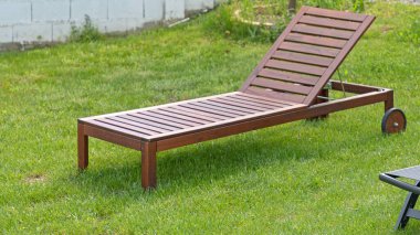 Bahçe Baharı 'nda, Yeşil Çimenler' de Tahta Güneş Yatağı