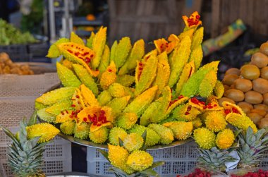 Türkiye 'deki Çiftçi Pazarı' nda Bitter Melon Momordica Tropikal Sebze