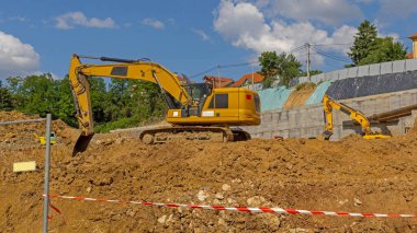 Toprak Sarı İzli Kazı Makineleri Toprak İnşaat Alanında Kazılıyor