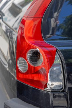 SUV Hasarında Kırık Kırmızı Plastik Kuyruk Işığı