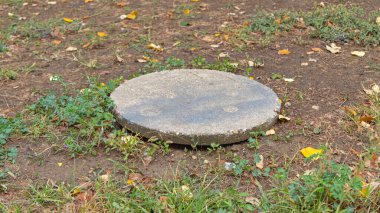 Yard Garden 'daki Septik Tank Atık Su Sisteminde Ağır Beton Yuvarlak Kaplama