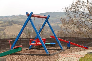 İki Kişilik Büyük Salıncaklar ve Çocuklar için Tahterevalli Tahta Oyun Bahçesi