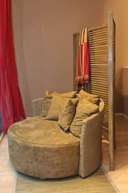 Yastıklı kahverengi kanepe ahşap bölmeli geleneksel ev içi.