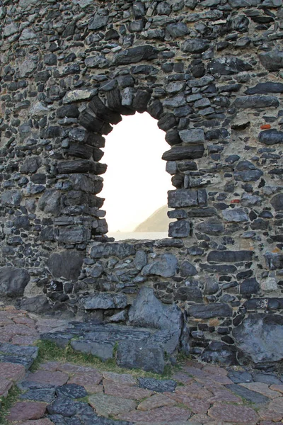Liguria Sahili 'ndeki Portovenere Duvarı' ndaki Arch Stone Pencere Yapısı