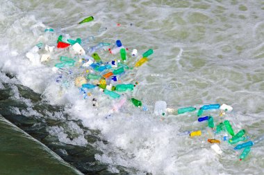 Roma İtal 'daki nehir çağlayanlarında plastik şişeler su kirliliği