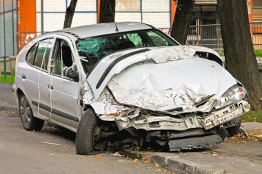 Şehir Caddesinde Trafik Kazası Toplam Hasar Beyaz Araç