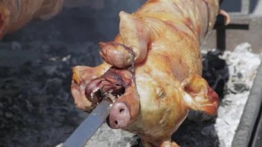 Domuz kızartma döndürme