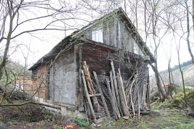 Kırsal Köy 'de Eski Ahşap Su Değirmeni Barakası
