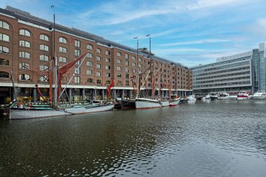 Yelkenli Tekneler ve Eski Gemiler Londra Kış Günü 'nde St. Katharine Rıhtımı Marina Limanı' na demirlemiş
