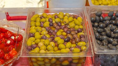 Farmers Market Akdeniz Mutfağı 'nda tuzlu zeytin turşusu