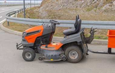 Büyük Petrol Gücü Yol Çim biçme makinesinde Yolculuk