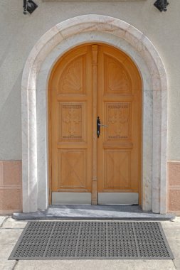 Sırbistan 'daki Ortodoks Manastırına Mermer Kemer Tahta Kapılar Girişi