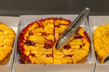 Tüm yuvarlak fırınlanmış pasta Kirazlı turtayı kutuda