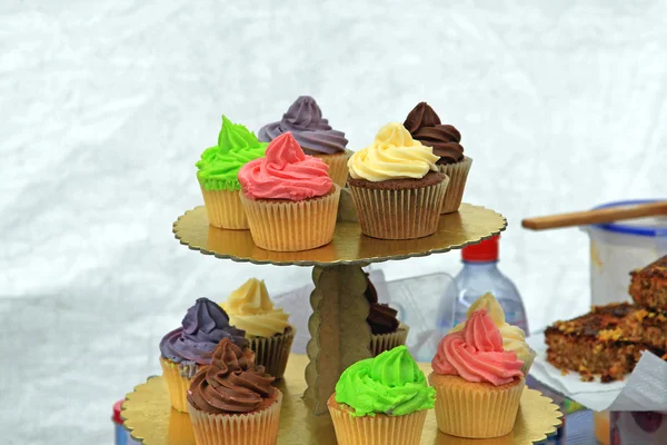 Cupcakes auf Tablett — Stockfoto