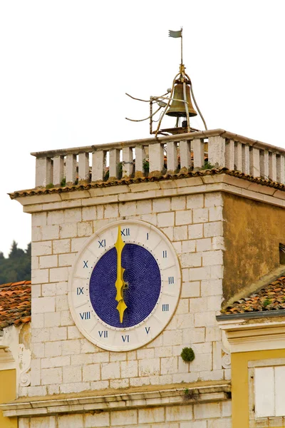 Igreja relógio e sino — Fotografia de Stock