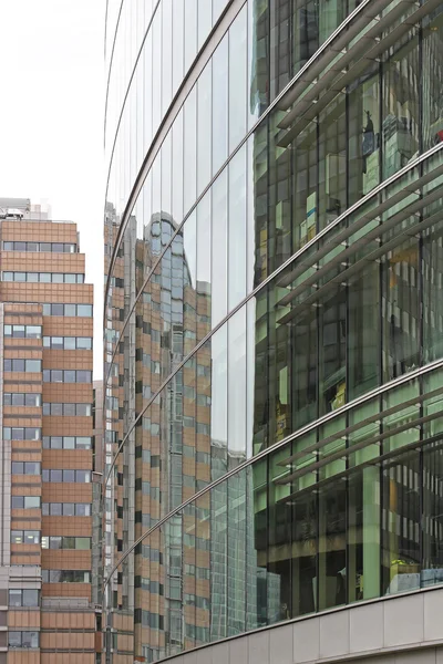 Edificio de oficinas reflexión — Foto de Stock