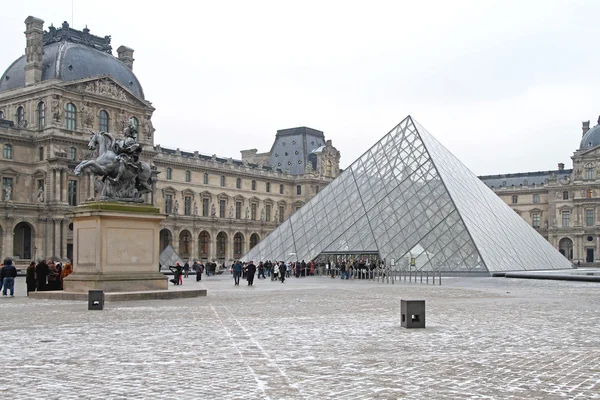 Louvre Müzesi Pyramide — Stok fotoğraf