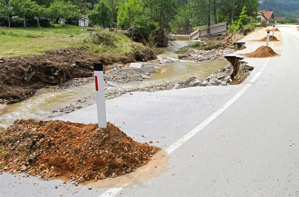 Road vernietiging overstromingen — Stockfoto