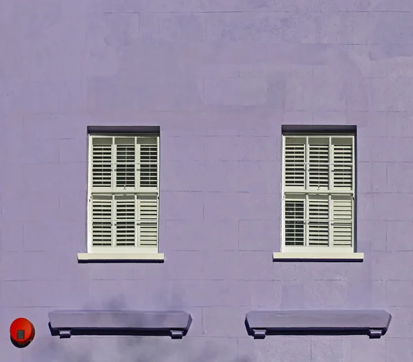 Okna v domě fialové — Stock fotografie