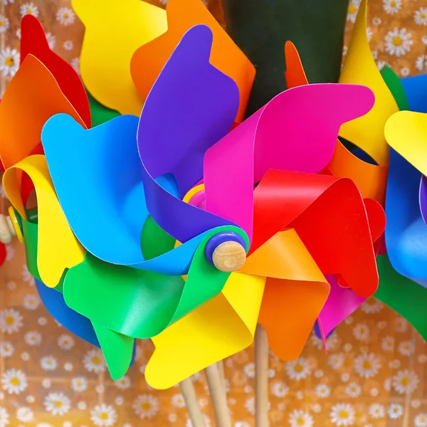 Regenboog windmolen speelgoed — Stockfoto
