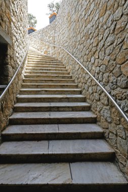 Merdiven taşlarla
