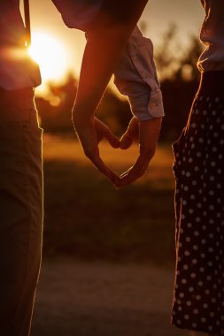 elleri yapmak kalp şekli