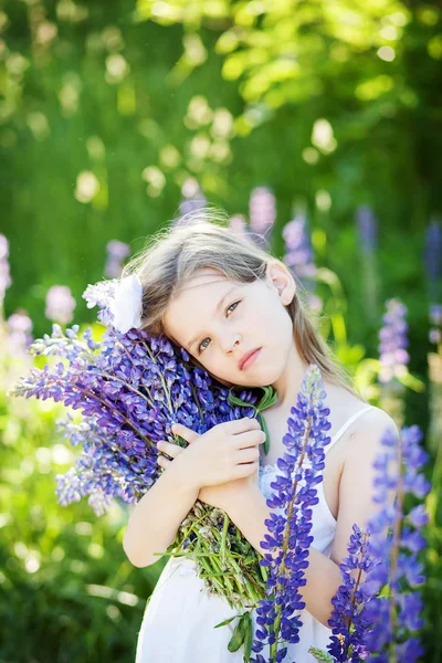 Bella ragazza con lupini — Foto Stock