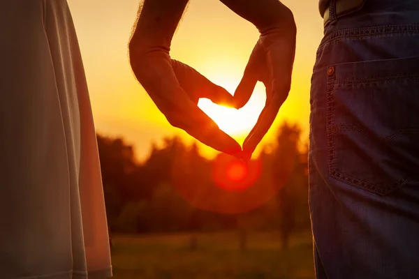 Handen maken hart vorm — Stockfoto