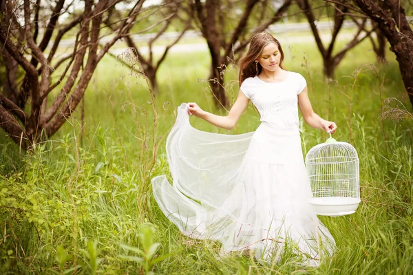 Menina com gaiola de pássaro — Fotografia de Stock