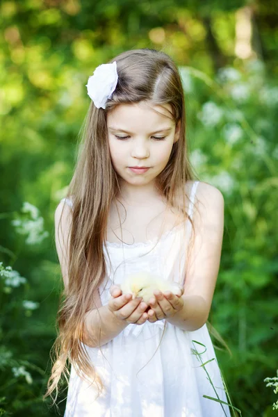 Menina bonito com frango — Fotografia de Stock