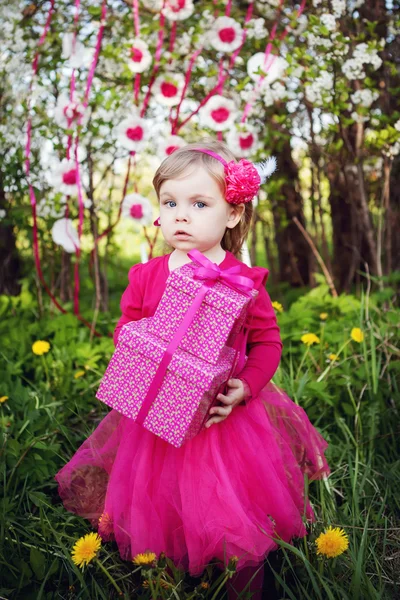 Маленька дівчинка з подарунками на день народження — стокове фото
