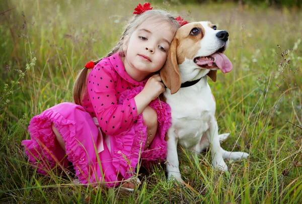 Chica con perro —  Fotos de Stock