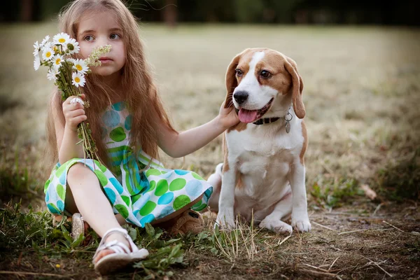 Chica con perro —  Fotos de Stock