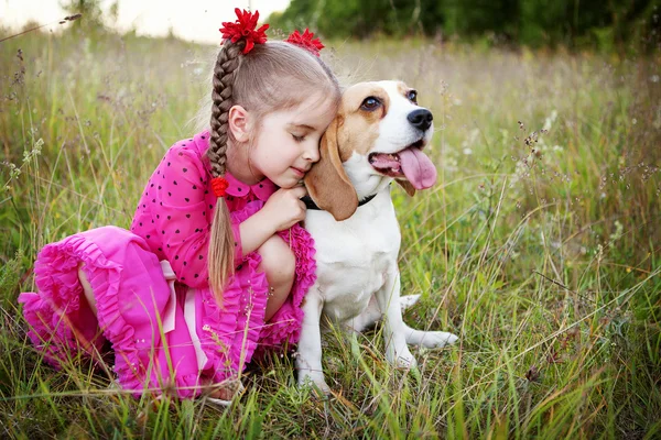 Fille avec chien — Photo