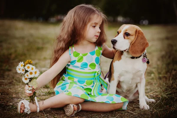 Mädchen mit Hund — Stockfoto