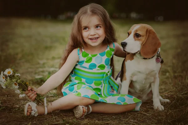 Chica con perro — Foto de Stock