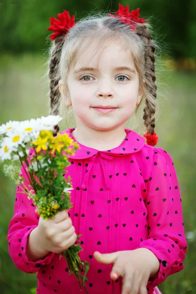 Klein meisje buitenshuis Stockfoto