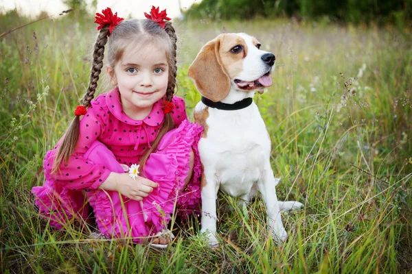 Meisje met hond Rechtenvrije Stockafbeeldingen