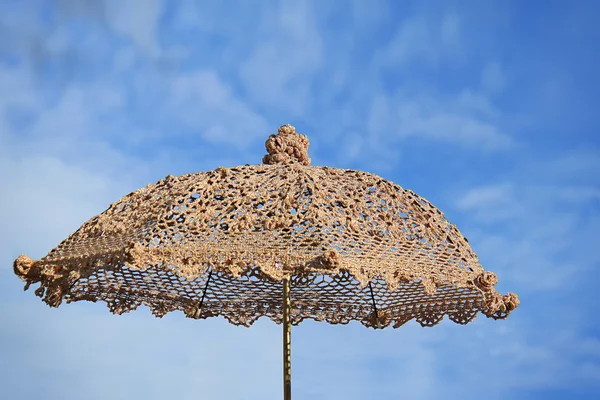 Golden paraplu en sky — Stockfoto