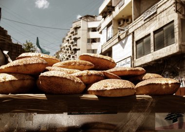 Bu lezzetli snack içeren bir sokak satıcısının kaak sepeti. Kaak bir popüler snack orta doğuda olduğunu. Trablusşam, Lübnan.