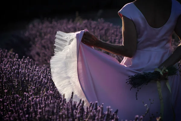 Ballando nel campo di lavanda — Foto Stock