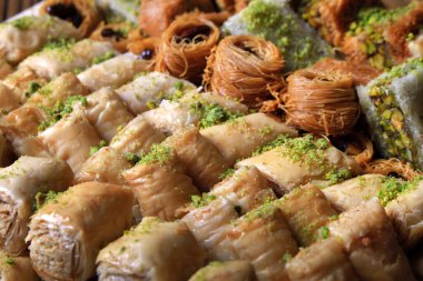 Taj el Malek, Kol w Shkor, Bellawriyyeh, assabeh vs. içeren bir baklava çeşidi.